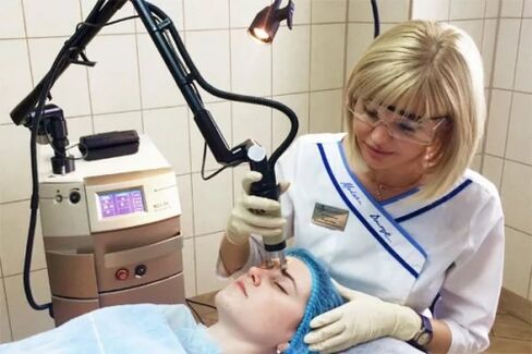 Laser rejuvenation procedure in beauty salon